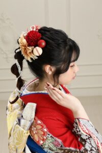 赤振袖　ネイル　ポニーテールヘア