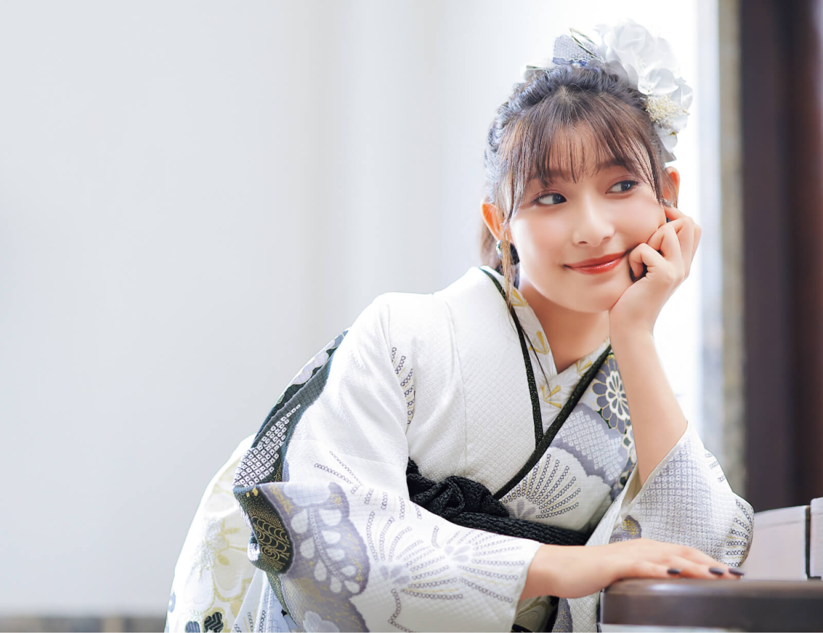 画像：白に黒帯の振袖を着た女性