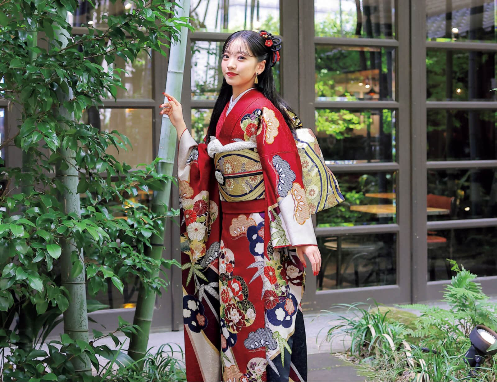 画像：赤いレトロ柄の振袖を着た女性