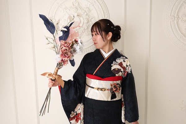 成人式前撮り 紺振袖 白帯
無地